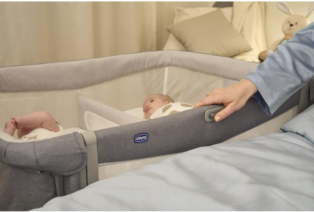 Chicco Next2Me Twins, łóżeczko dziecięce boczne na spinki do mankietów, 2 materace, ramię, które można otworzyć jedną ręką, 11 poziomów wysokości, drążek działowy z wkładkami siatkowymi, 0-6 miesięcy