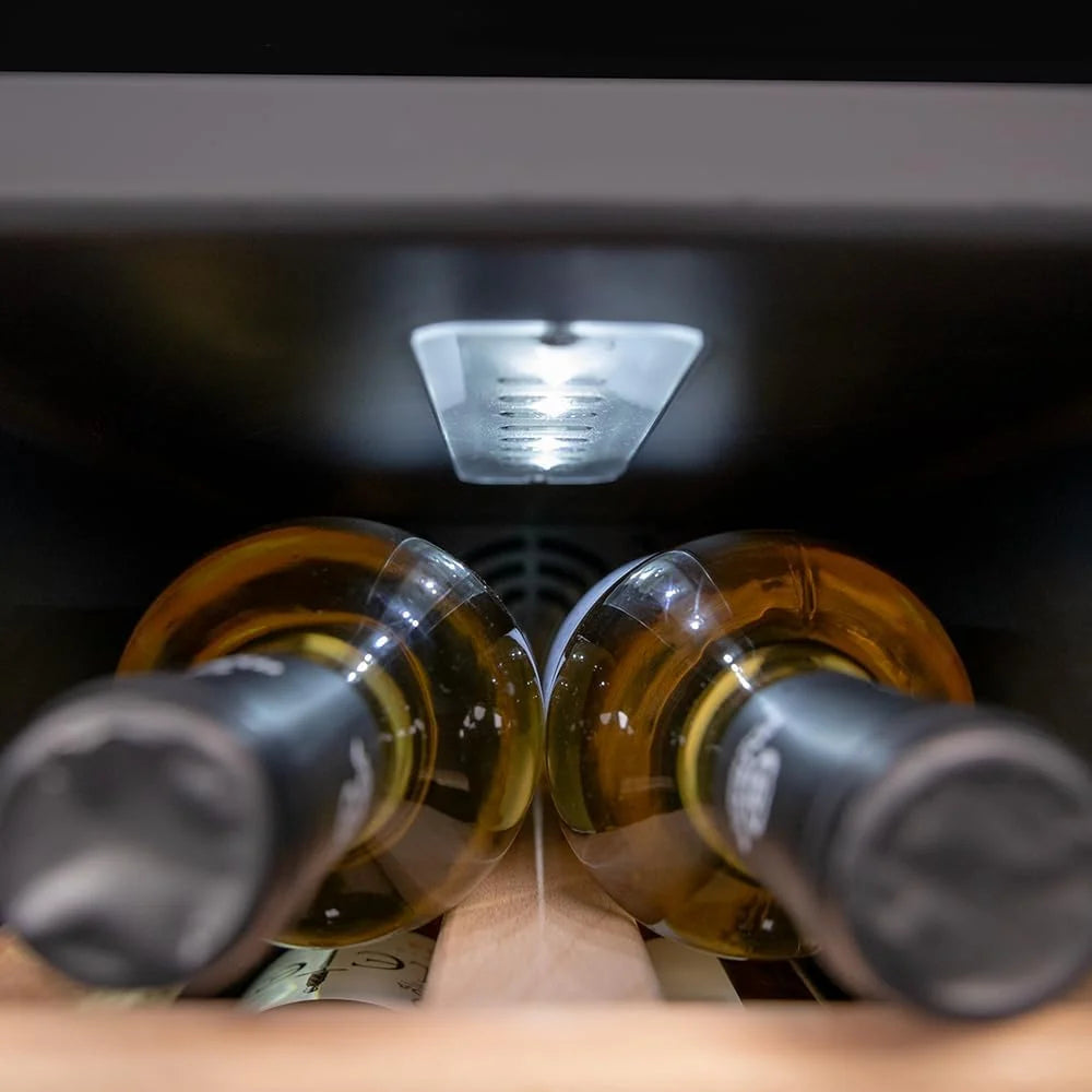 Cecotec Vinoteca Wolnostojąca Bolero GrandSommelier 1250 CoolWood. Chłodziarka do wina na 12 butelek, regulacja temperatury 8-18°C, oświetlenie LED i drewniane półki.