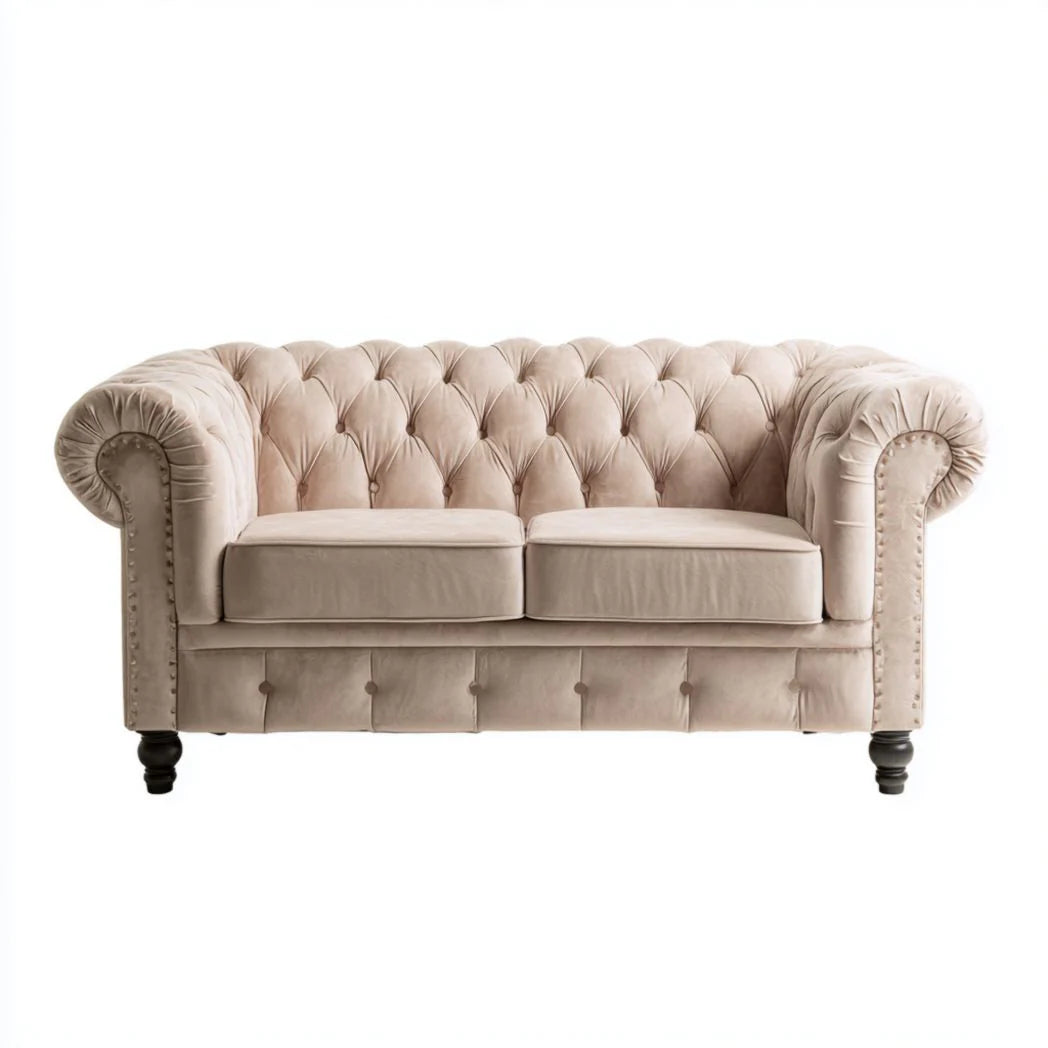 Sofa dwuosobowa Chesterfield z tkaniny beżowej, nogi z drewna bukowego