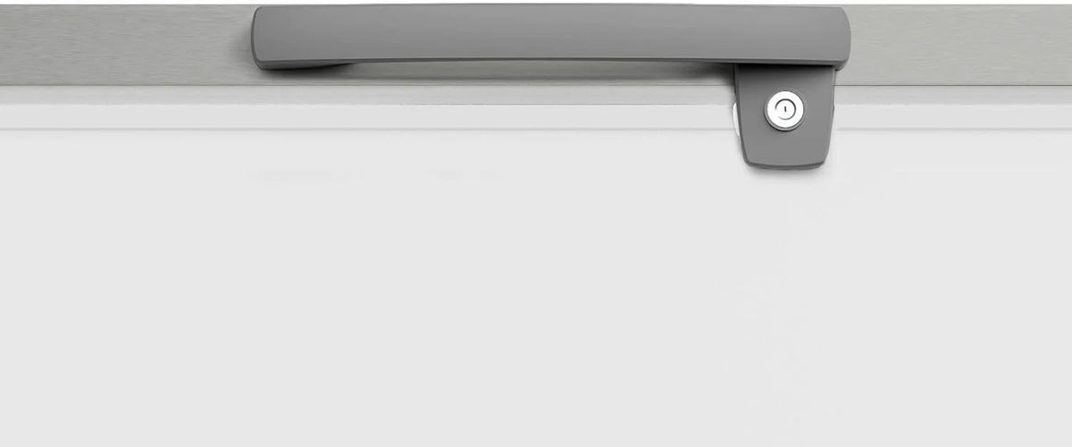 Zamrażarka skrzyniowa METRO Professional GHF2700S, 188 x 73,5 x 94,5 cm, 700 L, 125W, 3 kosze, oświetlenie LED, 6 kółek, z zamkiem, biało-szara