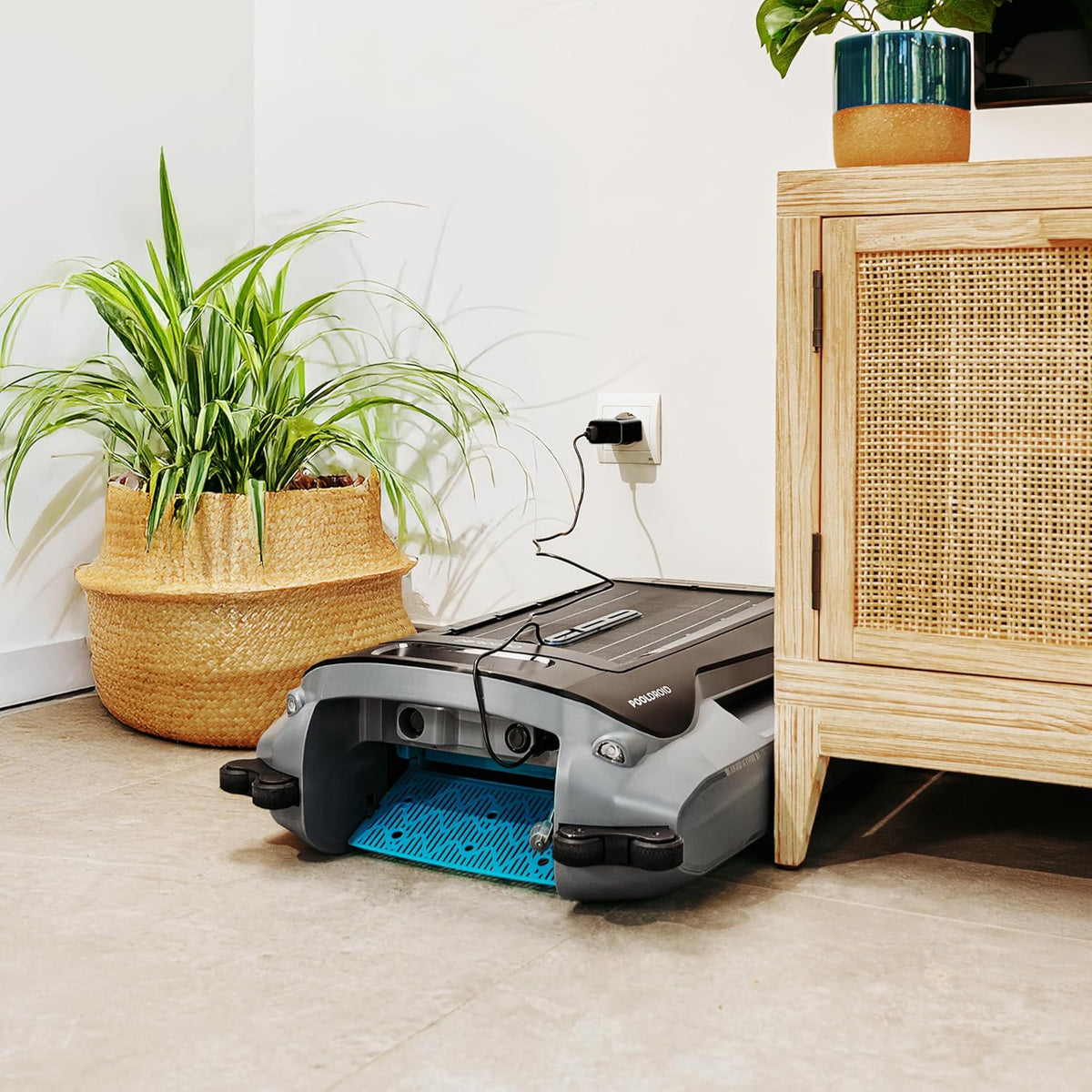 Robot basenowy Cecotec do powierzchni i linii wodnej Conga Pooldroid AquaSkater. Ładowanie słoneczne, 16h autonomii, kosz 4,5l i filtr 187,5μm, nawigacja ultradźwiękowymi czujnikami